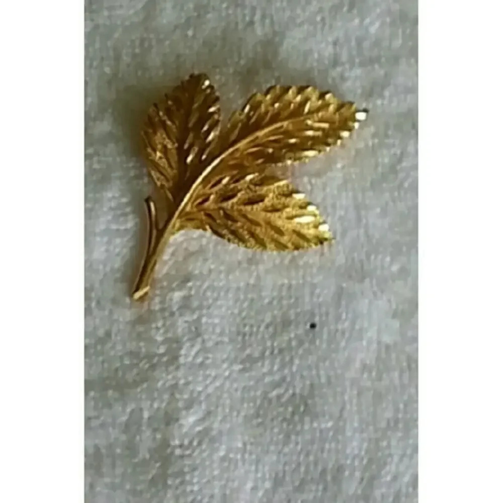 Vintage‎ Trifari Goldtone Leaf Brooch EUC